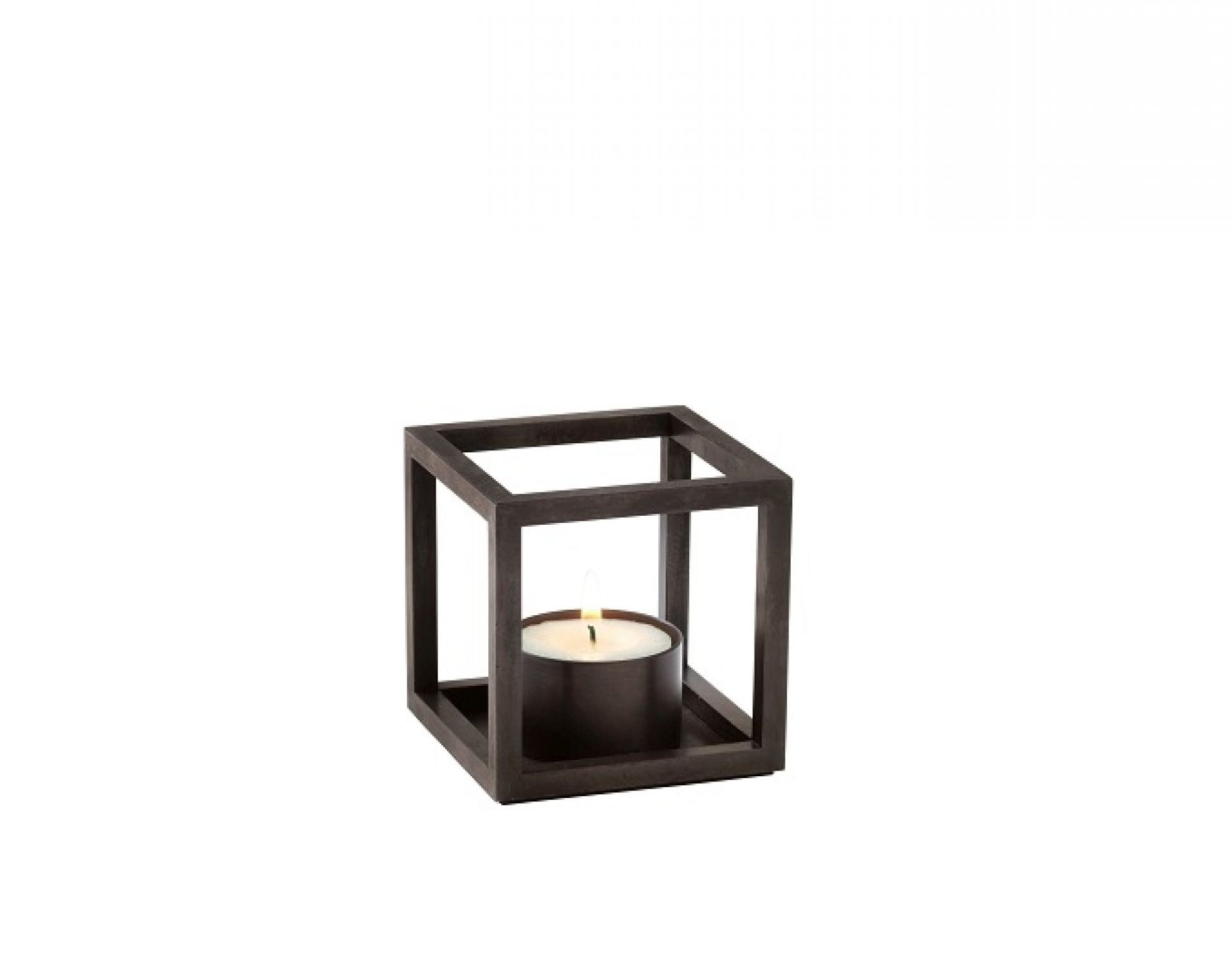 Kubus Teelichthalter aus Kupfer mit brennendem Teelicht. Modernes Design für stimmungsvolle Beleuchtung.
